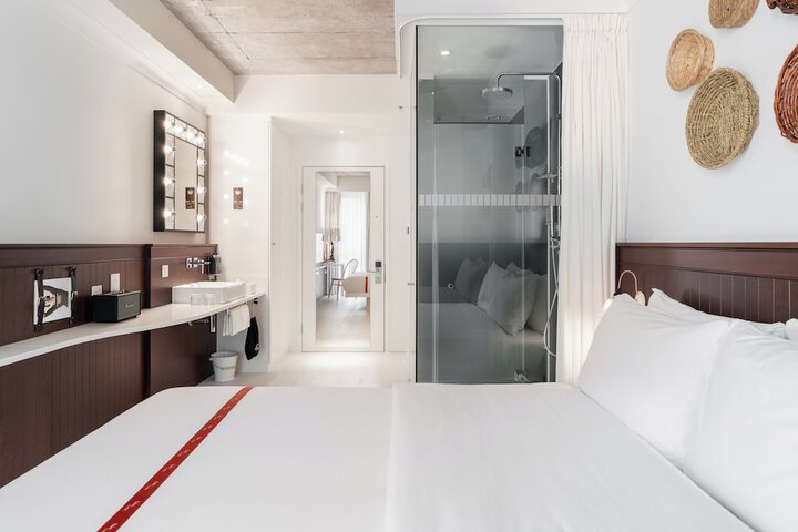 Room 8 of 40