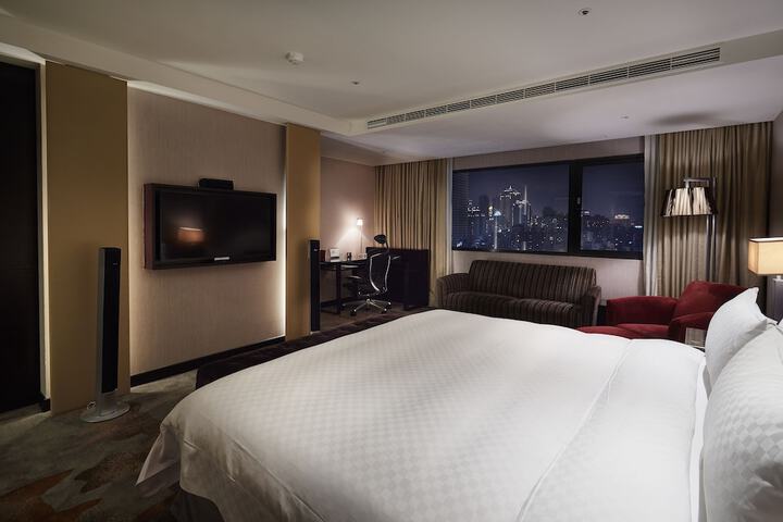 Room 11 of 80