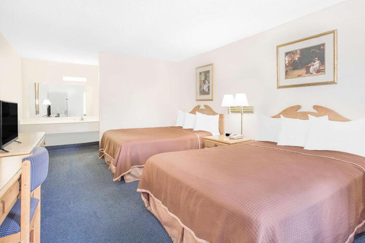 2 Queen Beds (8 of 15)