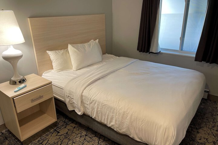 2 Queen Beds Outdoor Pool Area Desk Work Space Refrigerator, Coffee and Tea Maker Full Breakfast (2 of 20)