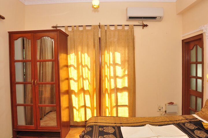 Room 4 of 33