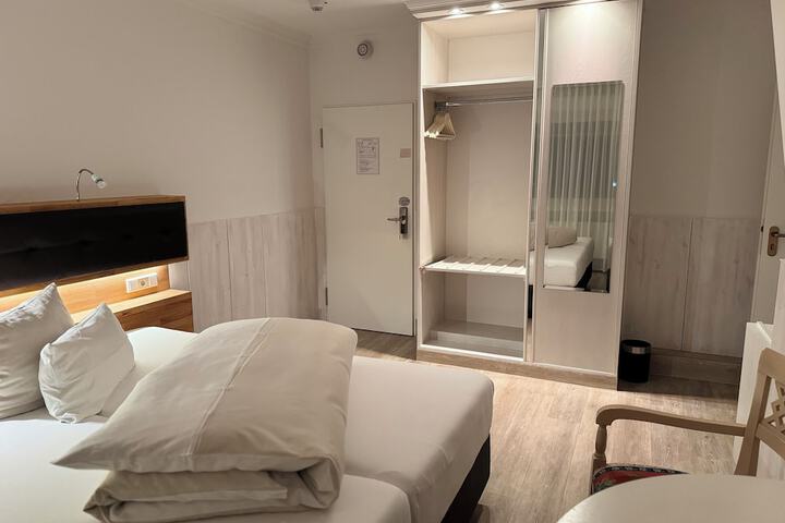 Room 21 of 77