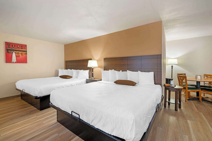 1 King Bed First Floor Microwave and Refrigerator WiFi Full Breakfast (4 of 26)