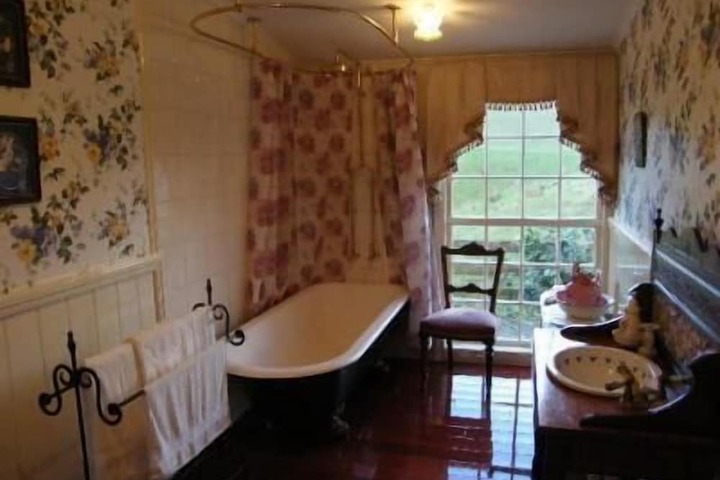 Room 6 of 13