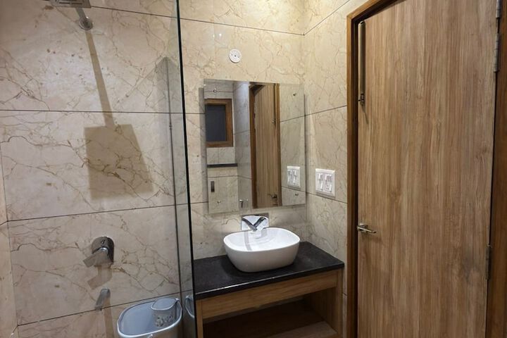 Room 8 of 12