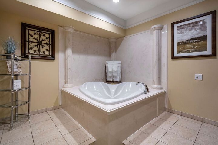 1 King Bed High Speed Internet Accessible Microwave and Refrigerator Pillowtop Bed 27 Inch Flat Screen Television Oversized Desk Full Breakfast (2 of 23)