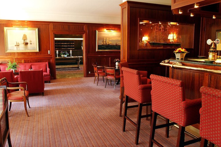 Lounge 30 of 44