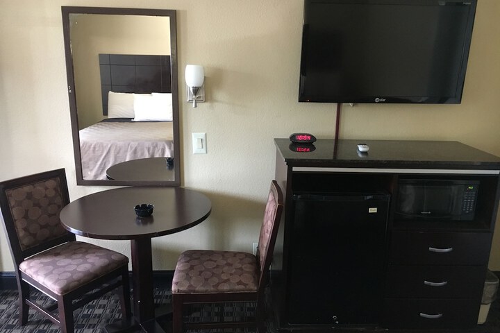 1 Queen Bed (10 of 15)