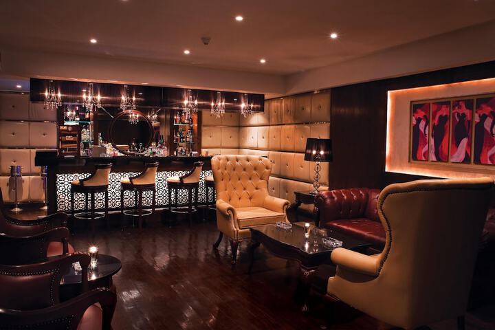 Lounge 98 of 129