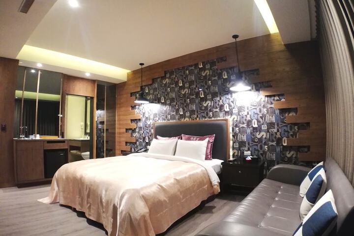 Room 6 of 37