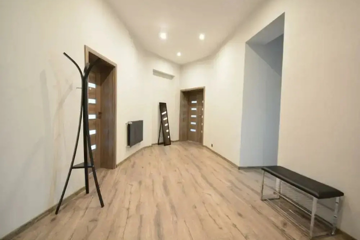 Room 6 of 13