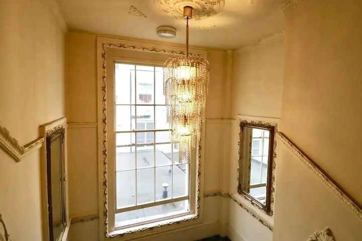 Room 7 of 10