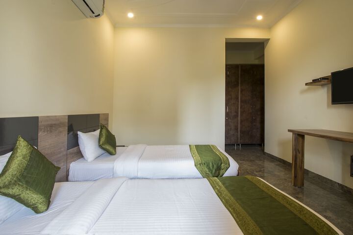 Room 12 of 33