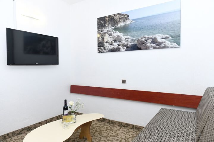 Room 15 of 26