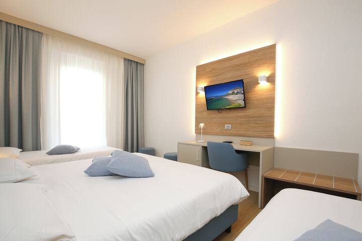 Room 47 of 221