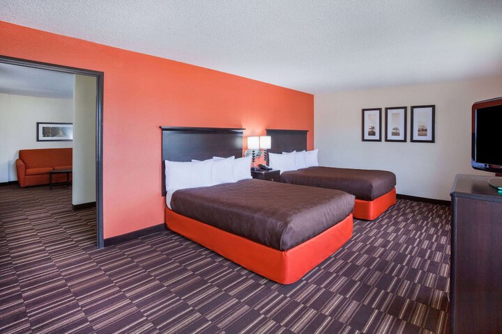 1 King Bed Studio Suite (3 of 9)