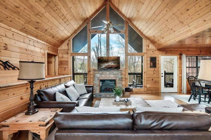 Exterior of Kates Cabin - 3 min to Dollywood! Cabin with Hot tub Game Room, and Resort Pool!