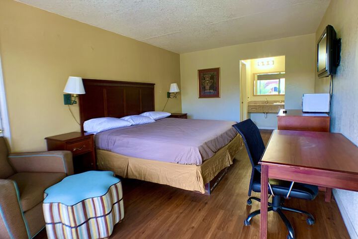1 King Bed (4 of 4)