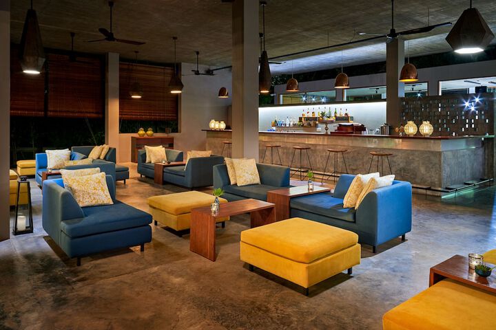 Lounge 104 of 114
