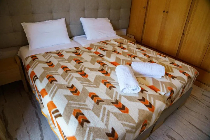 Room 4 of 9