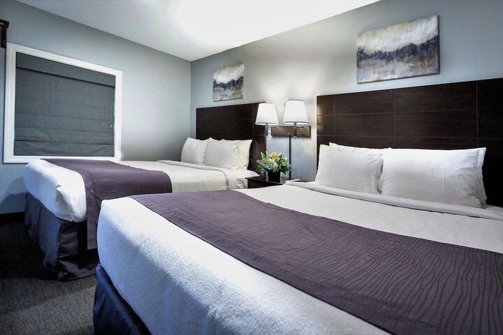 Deluxe Queen Bed (1 of 24)