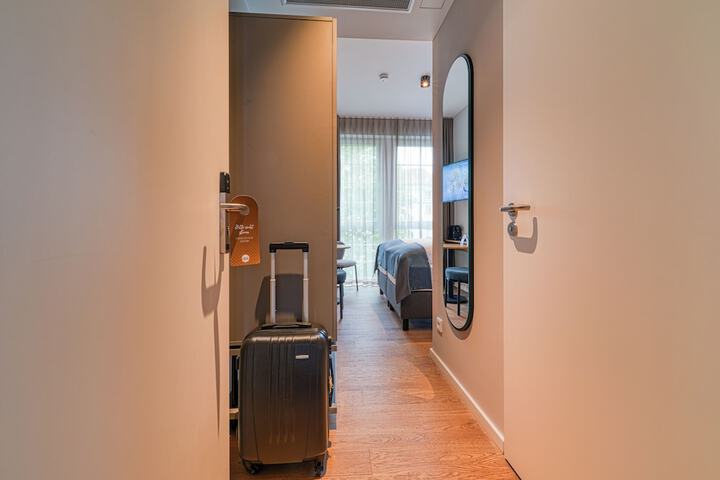 Room 13 of 32