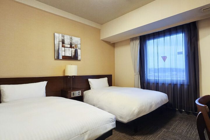Room 7 of 28