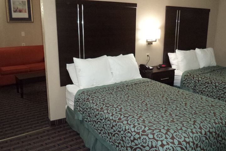 2 Double Beds (12 of 17)