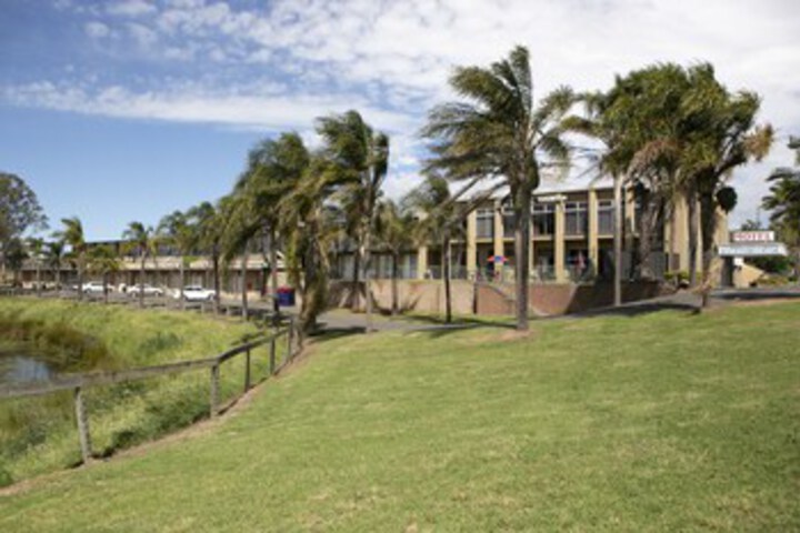 Hotel Exterior 25 of 48