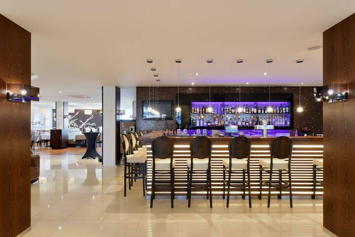 Lounge 53 of 78