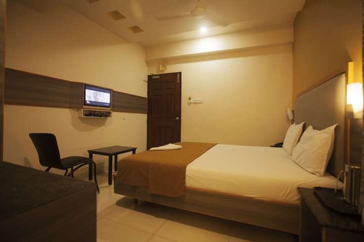 Room 9 of 18