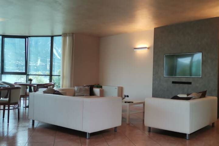 Lounge 44 of 53