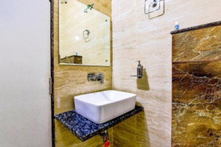 Capital O 63545 Hotel Alpine