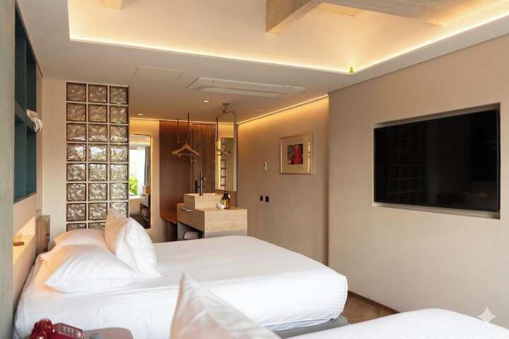 Room 6 of 102