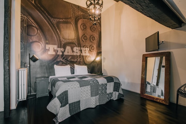 Room 9 of 31