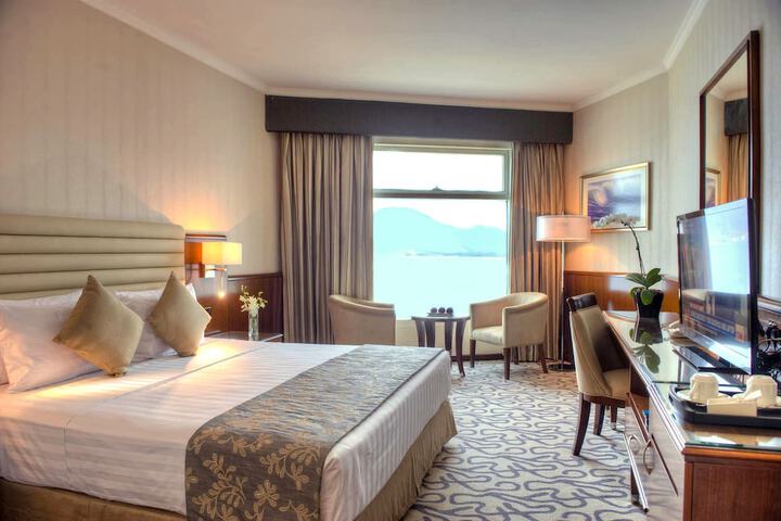 Room 4 of 117