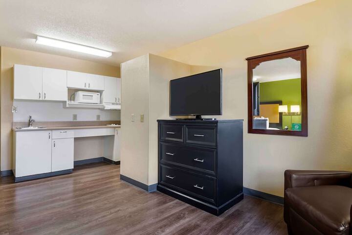 Double Accessible Queen Size Bed (5 of 5)