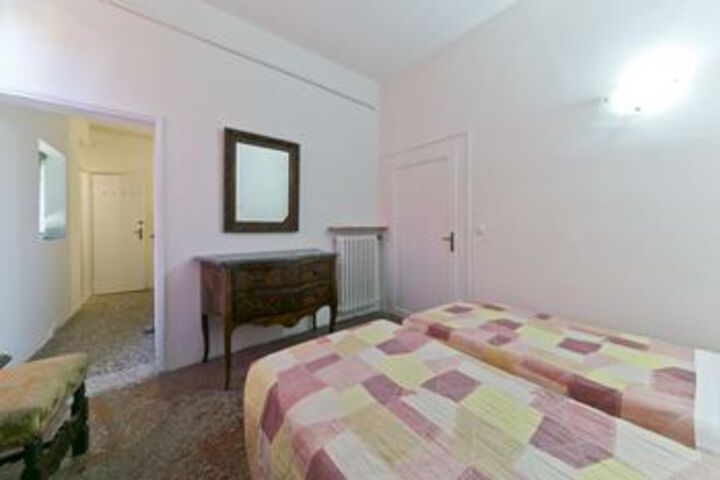 Room 5 of 10