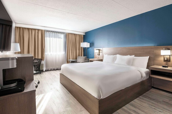 1 King Bed (2 of 13)