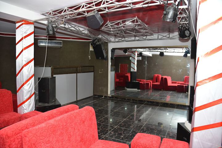 Lounge 32 of 39