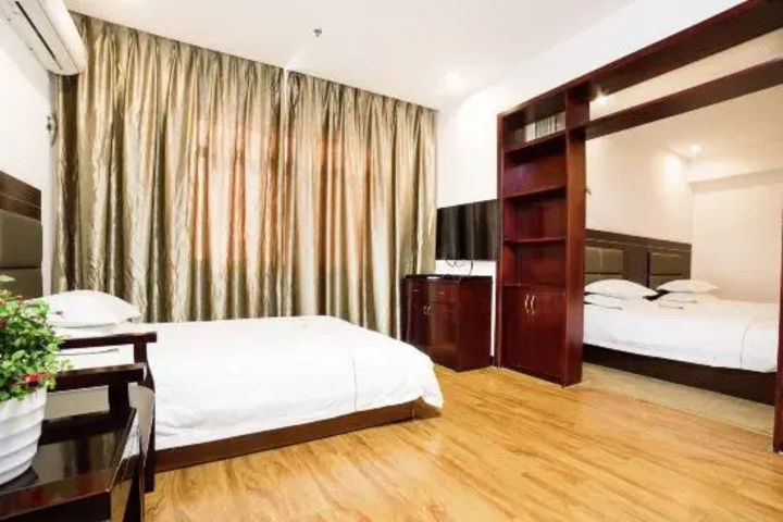 Room 7 of 9