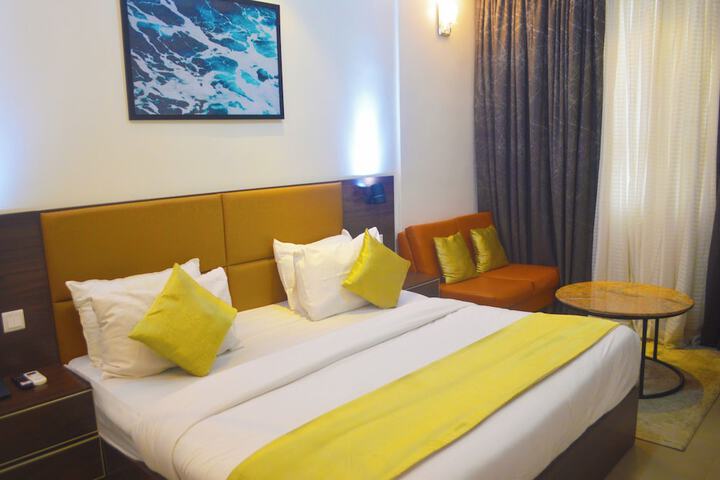 Room 9 of 33