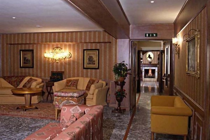 Lounge 24 of 33