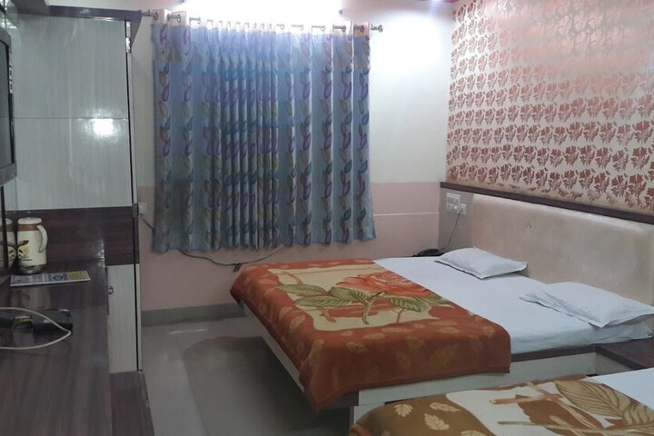 Room 8 of 16
