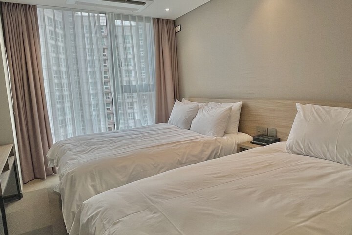 Room 17 of 33