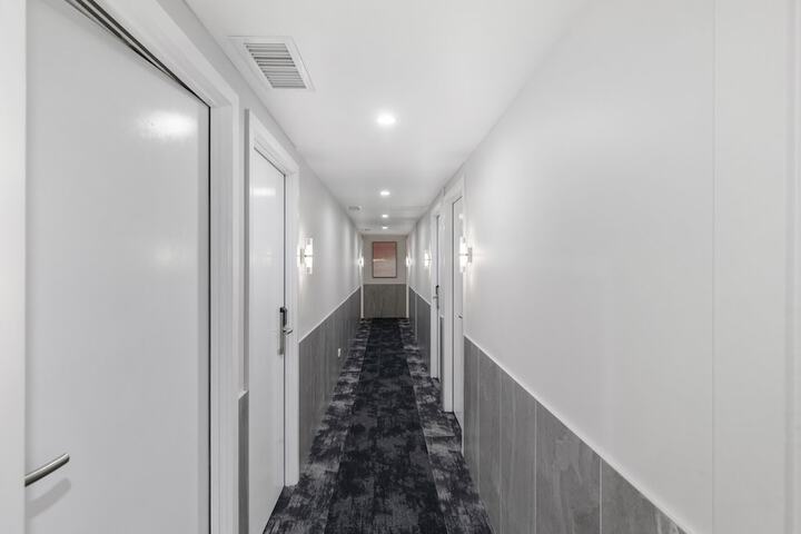 Ballroom/Hall 27 of 28