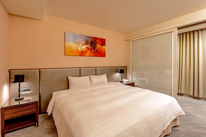 Room 18 of 100