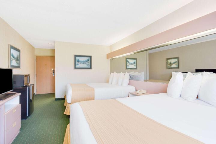 1 Queen Bed (5 of 14)