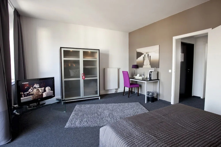 Room 6 of 15