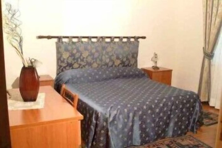 Room 5 of 9